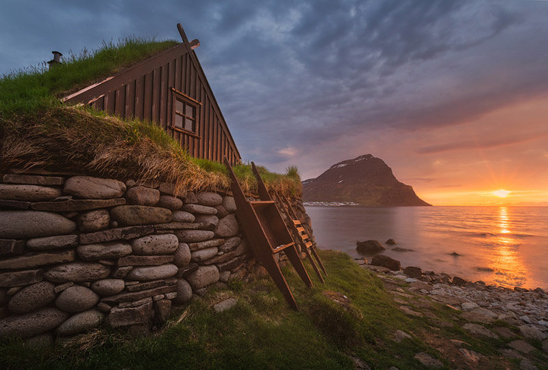 Une maison de gazon islandais traditionnel dans les fjords de l'ouest