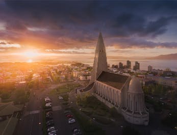 La famosa chiesa di Hallgrímskirkja nella città di Reykjavík, bagnata dal sole di mezzanotte.