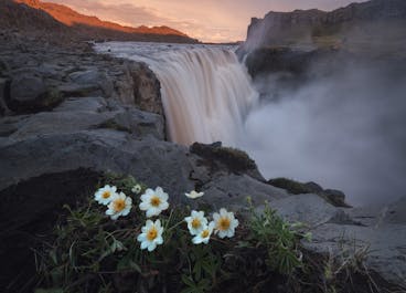 La cascada de Dettifoss bañada por la luz de verano captada en la foto.