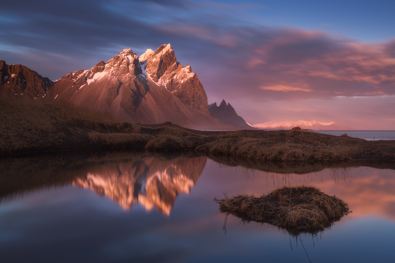 ภูเขาและแสงสะท้อนในน้ำนิ่งใสในไอซ์แลนด์ตะวันออก.