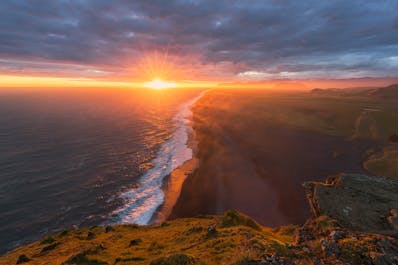 ความงดงามของพระอาทิตย์ตกดินในชายฝั่งทางใต้ของประเทศไอซ์แลนด์.