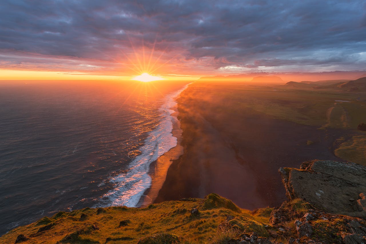 冰岛的南海岸，落日余晖灿烂。