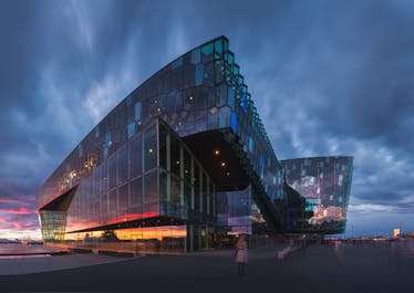 Wenn du in Reykjavík etwas freie Zeit hast, solltest du die Konzerthalle Harpa besuchen und ihre fabelhafte Architektur fotografieren.