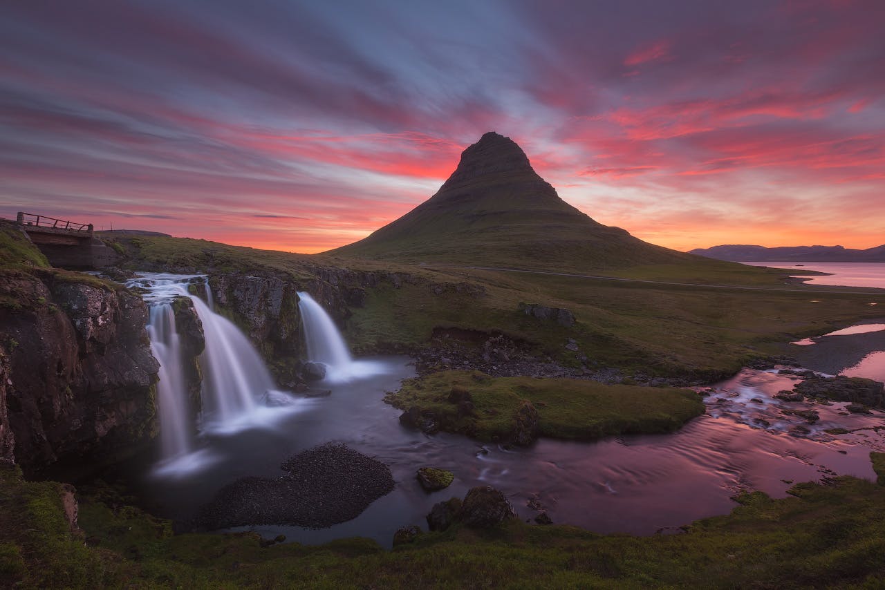 เคิร์คจูแฟสเป็นภูเขาที่รับความนิยมในการถ่ายภาพมากที่สุดในประเทศไอซ์แลนด์.