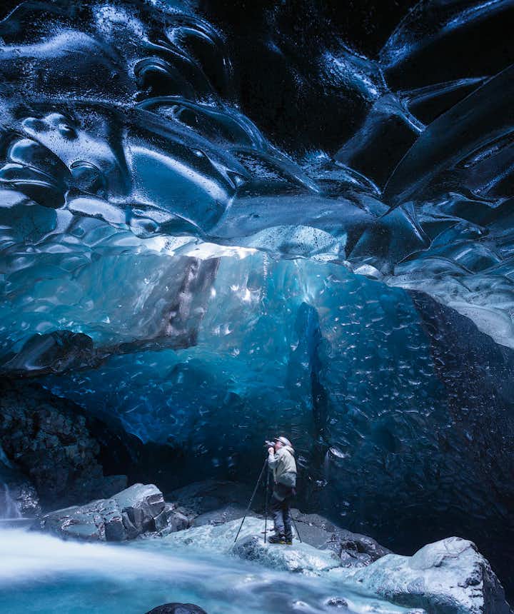 9 Unbelievable Photographs of Ice Caves in Iceland