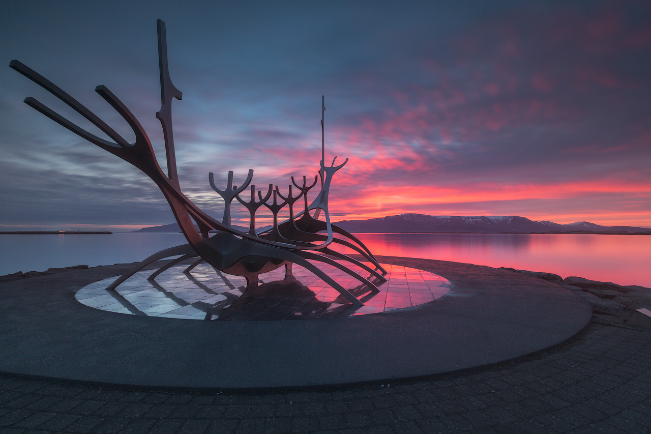 拍摄于冰岛雷克雅未克，午夜阳光的灿烂色彩。