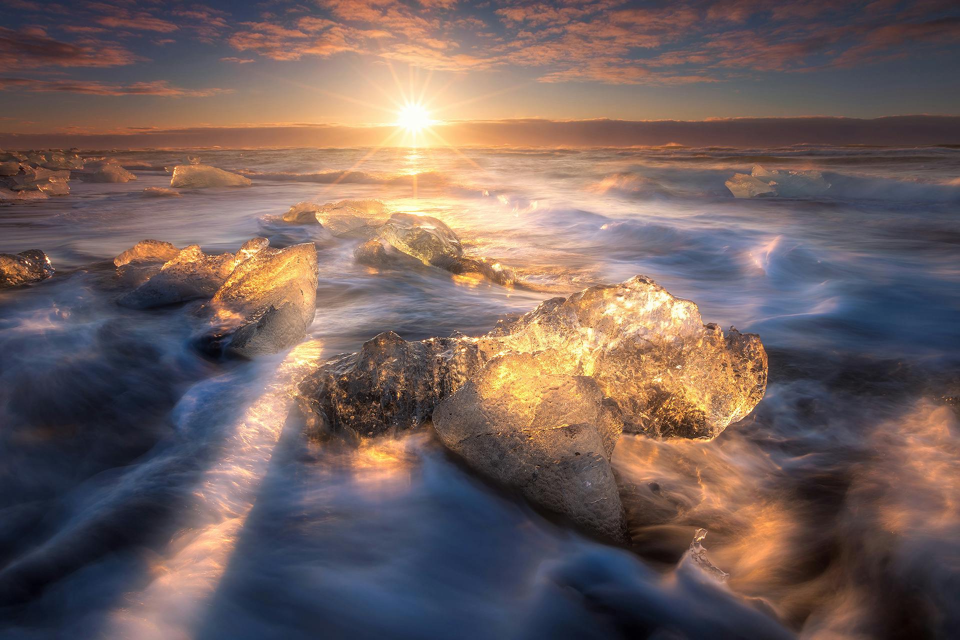 I pezzi di ghiaccio nella Spiaggia dei Diamanti ti sorprenderanno a qualsiasi ora del giorno.