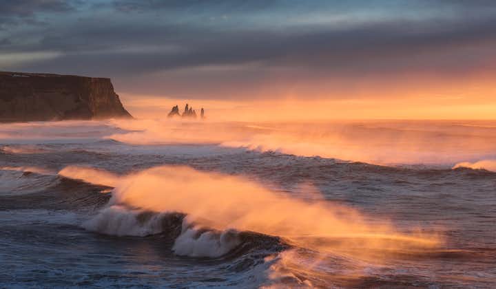 เกลียวคลื่นขนาดใหญ่ของมหาสมุทรแอตแลนติกบนทรายสีดำของชายฝั่งทางใต้ของประเทศไอซ์แลนด์.