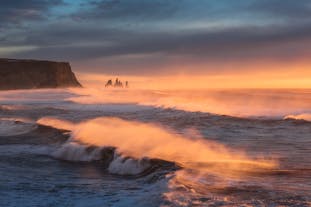 Des vagues énormes viennent de l'océan Atlantique sur le sable noir de la côte sud de l'Islande.