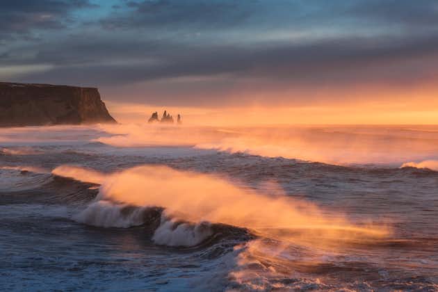 Enormi onde arrivano dall'Oceano Atlantico sulle spiagge di sabbia nera della costa meridionale dell'Islanda.