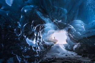 Lo scenario mozzafiato all'interno di un ghiacciaio islandese.