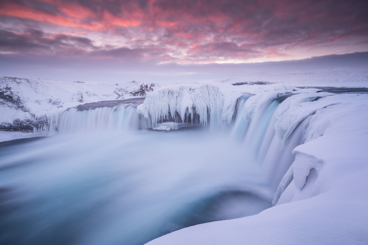La cascade de Goðafoss ressemble à un monstre glacé et noueux au plus profond de l’hiver alors qu’il gèle par endroits.