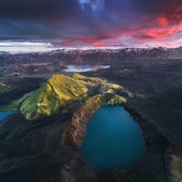 Der Blahylur-Krater beherbergt einen leuchtendblauen See, der hier in den unbeschreiblichen Farben des Sonnenuntergangs fotografiert wurde.