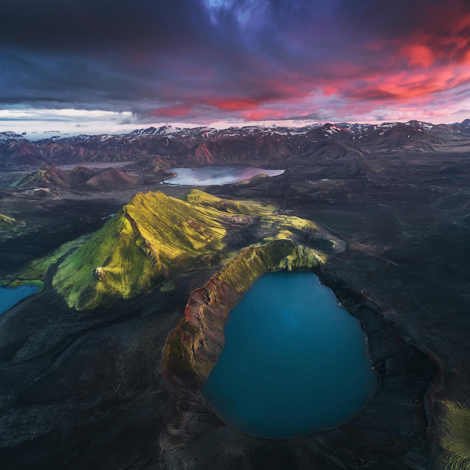 Le cratère Bláhylur abrite un lac d'un bleu éclatant et sa couleur vivante est capturée au coucher du soleil.