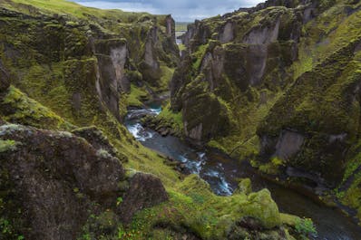 Des canyons dramatiques recouverts de mousse, comme celui-ci, Fjaðrárgljúfu, éveillent l’imagination; tellement que Game of Thrones a utilisé cet emplacement pour des scènes de la saison 8 de la série.