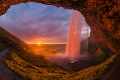 Der Wasserfall Seljalandsfoss ist bei Sonnenuntergang unbeschreiblich schön, besonders wenn man in der Höhle hinter der Kaskade steht.
