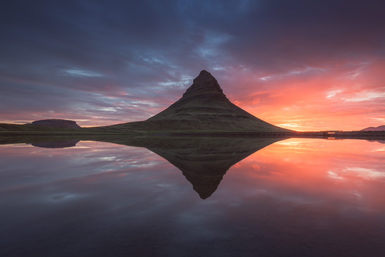 Islands meistfotografierter Berg Kirkjufell auf der Halbinsel Snaefellsnes.
