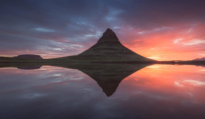 La montaña más fotografiada de Islandia, Kirkjufell, se encuentra en la península de Snæfellsnes.