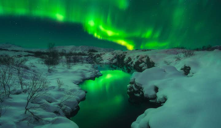 Les aurores boréales tourbillonnant dans le ciel au-dessus du parc national de Þingvellir.