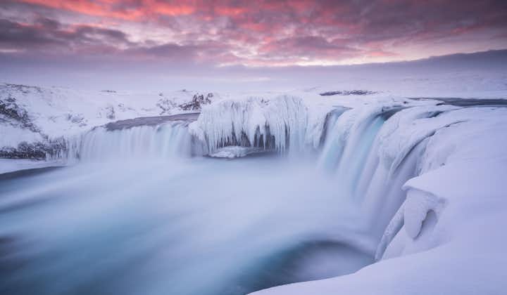Der Wasserfall Godafoss ist im Winter in Eis gehüllt.