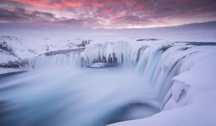 La cascade de Goðafoss, gelée en hiver.