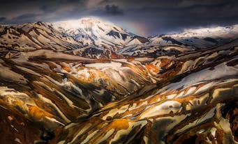 สีสันที่สวยงามของภูเขาไปในลานมันนาเลยการ์ในไฮแลนด์ประเทศไอซ์แลนด์