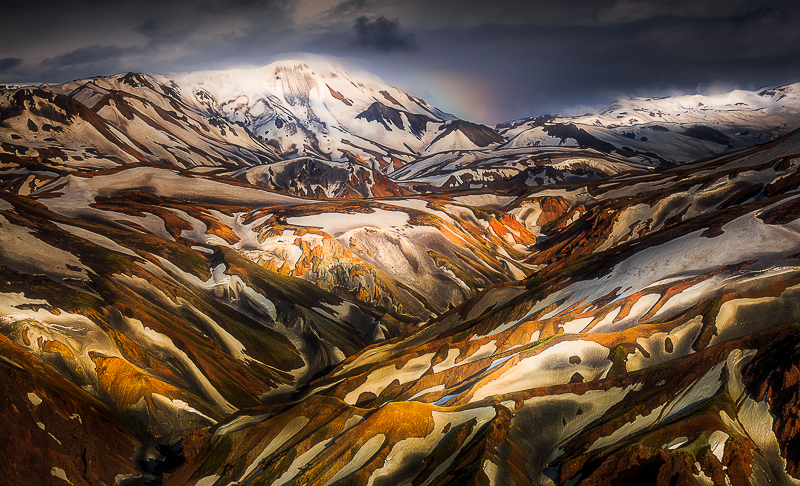 冰岛高地兰德曼纳劳卡（Landmannalaugar）地区色彩斑斓的山脉。
