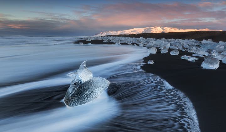 在钻石沙滩上，海浪冲刷着冰山。