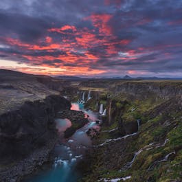 หุบเขาของน้ำตกที่น่าตื่นตาในประเทศไอซ์แลนด์.