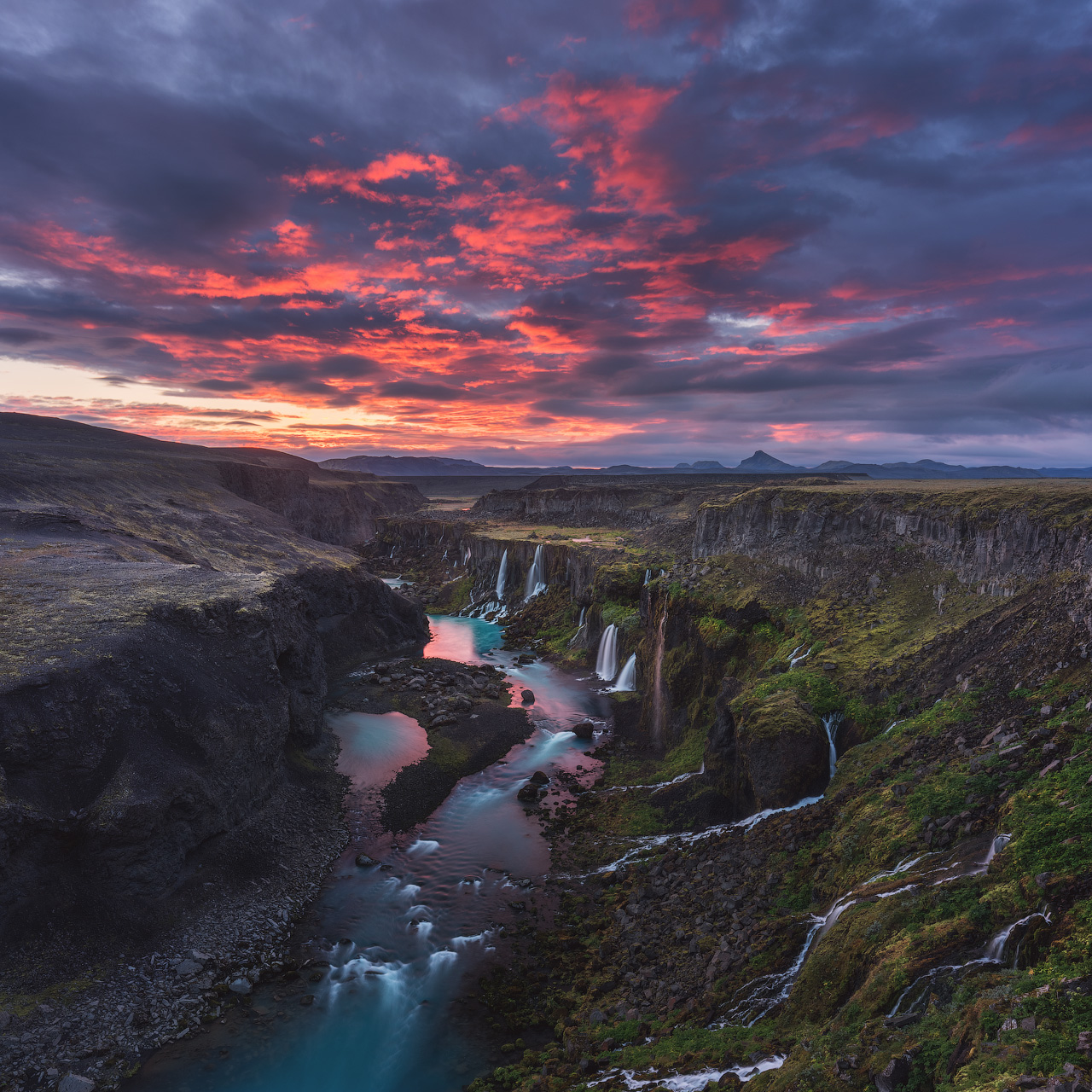 Ein Tal mit eindrucksvollen Wasserfällen in Island.