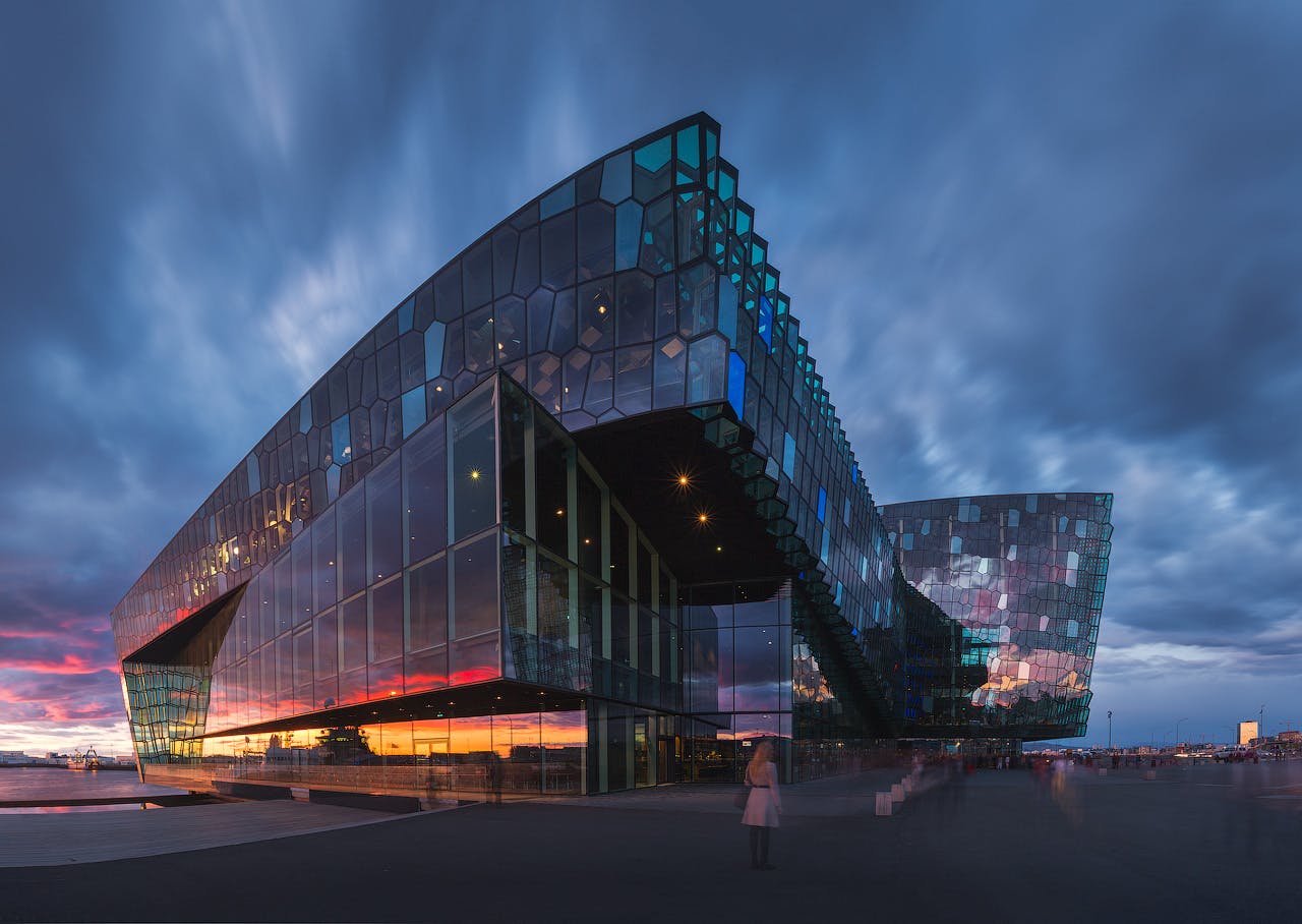 哈帕音乐厅是冰岛最壮观的现代建筑之一。