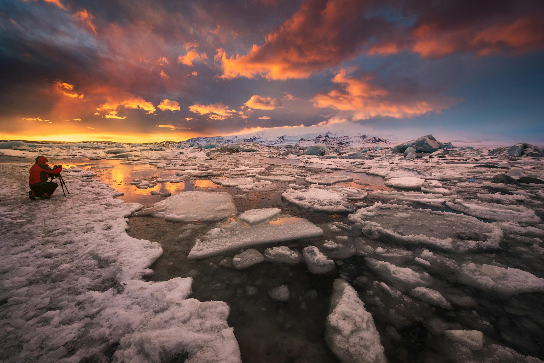 黄金时间，在杰古沙龙冰河湖（Jökulsárlón ）摄影的完美时刻。