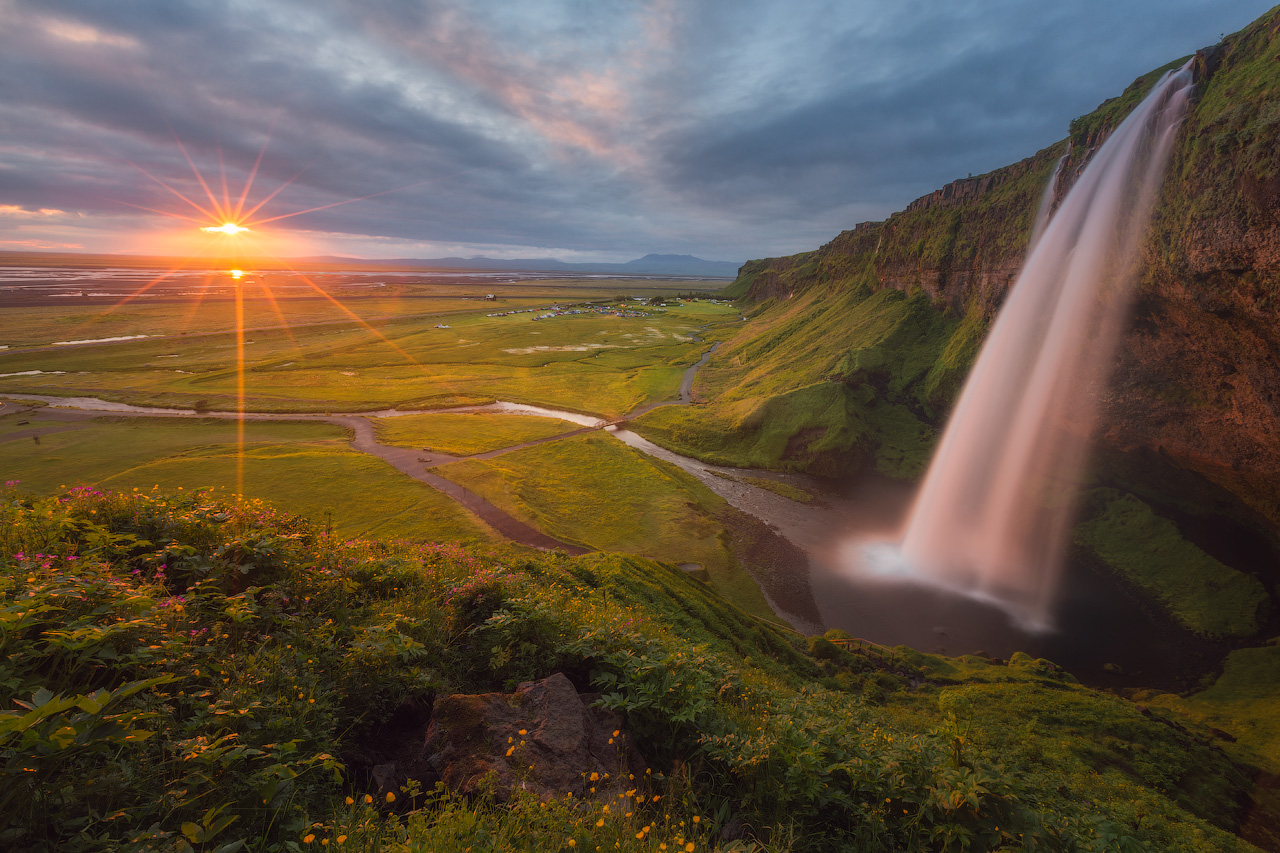 雄伟的塞里雅兰瀑布（Seljalandsfoss），冰岛南海岸最美丽的瀑布之一。
