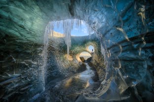 Eiszapfen in einer echten Eishöhle im Vatnajökull-Nationalpark.