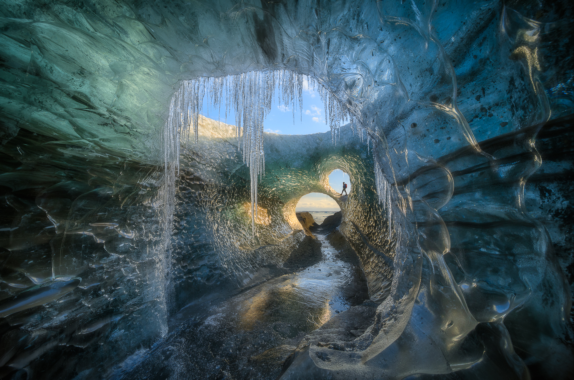 Ghiaccioli all'interno di una grotta di ghiaccio nel Parco Nazionale di Vatnajökull.