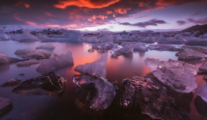 ก้อนน้ำแข็งที่ลอยอยู่บนทะเลสาบธารน้ำแข็งโจุลซาลอนที่เงียบสงบในชายฝั่งทางใต้ของประเทศไอซ์แลนด์.