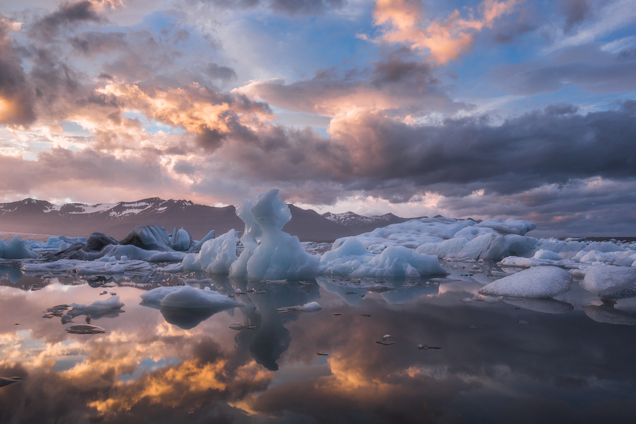 ถ่ายภูเขาน้ำแข็งขนาดใหญ่ในทะเลสาบธารน้ำแข็งโจกุลซาลอนบนแผ่นฟิล์มในทัวร์ถ่ายภาพส่วนตัว.