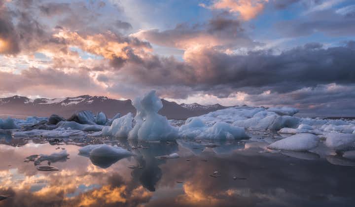 ถ่ายภูเขาน้ำแข็งขนาดใหญ่ในทะเลสาบธารน้ำแข็งโจกุลซาลอนบนแผ่นฟิล์มในทัวร์ถ่ายภาพส่วนตัว.