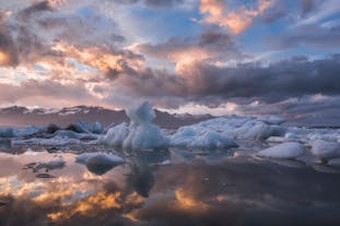 通过这个私人摄影团，在杰古沙龙冰河湖拍摄巨大的冰山。