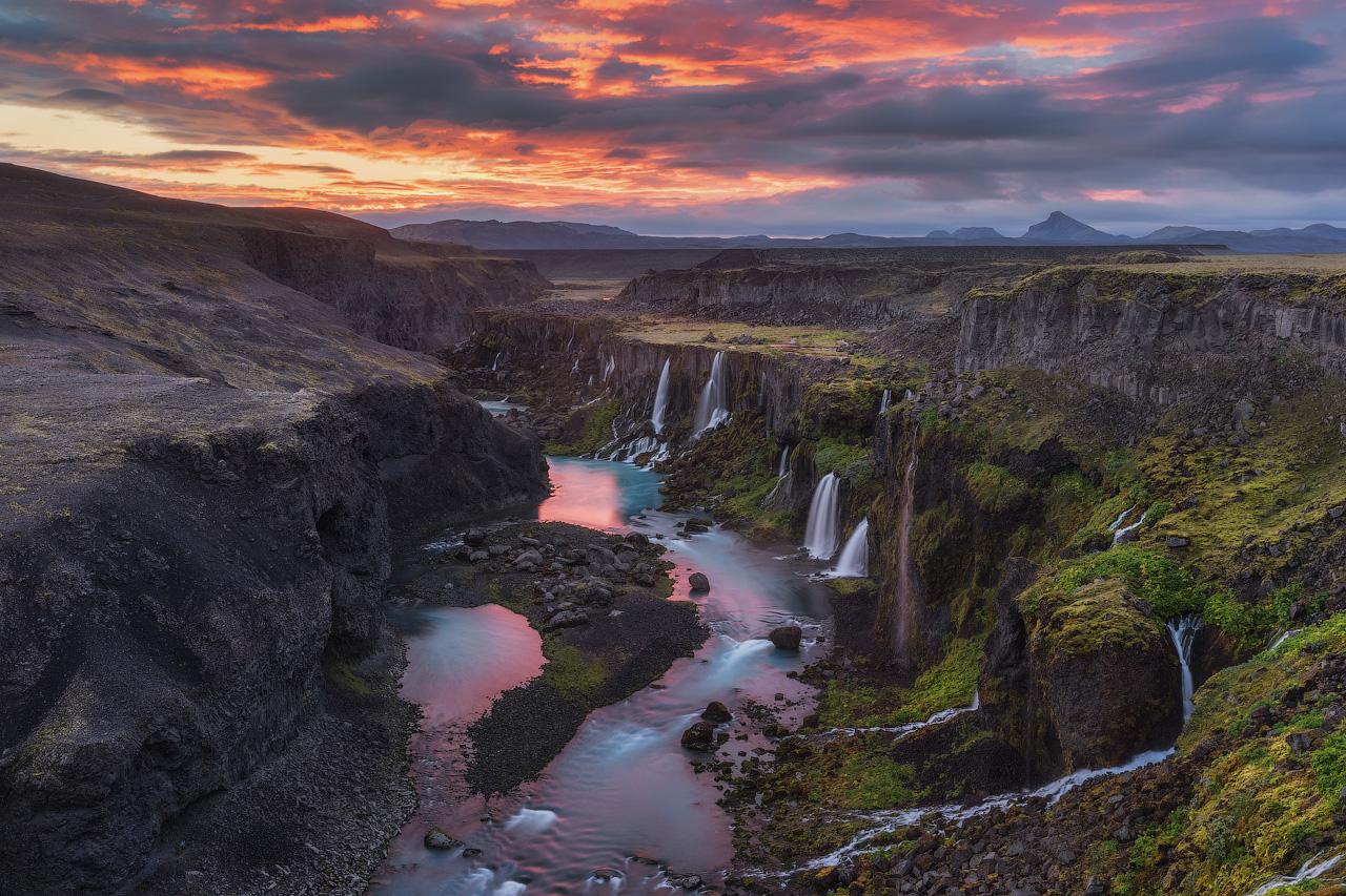 ที่ราบสูงเป็นเหมือนบ้านของหุบเขาและน้ำตกที่งดงามที่สุดของประเทศไอซ์แลนด์.