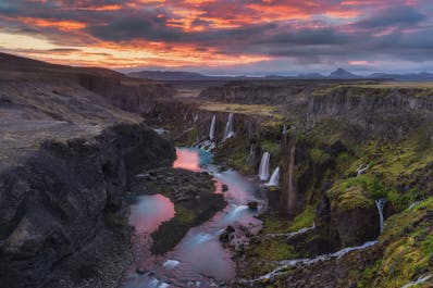 Gli altopiani sono la casa di molte cascate e di molti canyon islandesi.