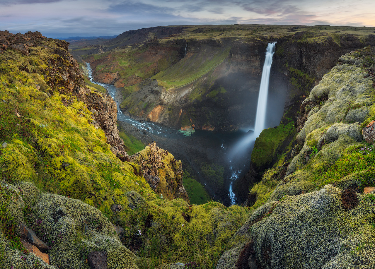 Háifoss cae desde grandes alturas en medio de las remotas y salvajes Tierras Altas de Islandia, conocidas por su belleza natural.