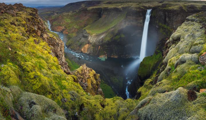 Háifoss tombe de grandes hauteurs au milieu des Hautes-Terres sauvages et éloignées d'Islande, connues pour leur beauté brute.