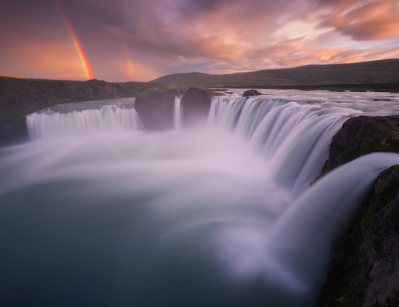 La puissante et magnifique cascade Goðafoss se jette dans la rivière Skjálfandafljót
