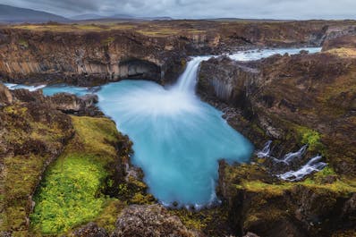 Der Fluss Skjalfandafljot beherbergt viele eindrucksvolle Wasserfälle wie z. B. Aldeyjarfoss, der sich über einen Basaltfelsen im Norden Islands ergießt.