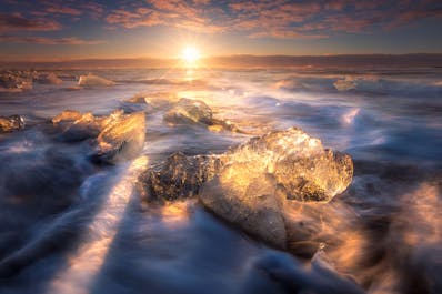 Il est possible de se rapprocher d'anciens morceaux de glace sur la plage de diamants