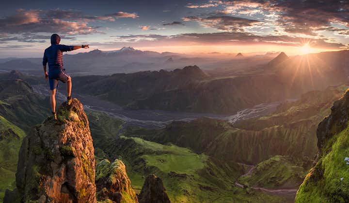 Ein Besucher lässt den Blick über die unglaubliche Landschaft des isländischen Hochlands schweifen.