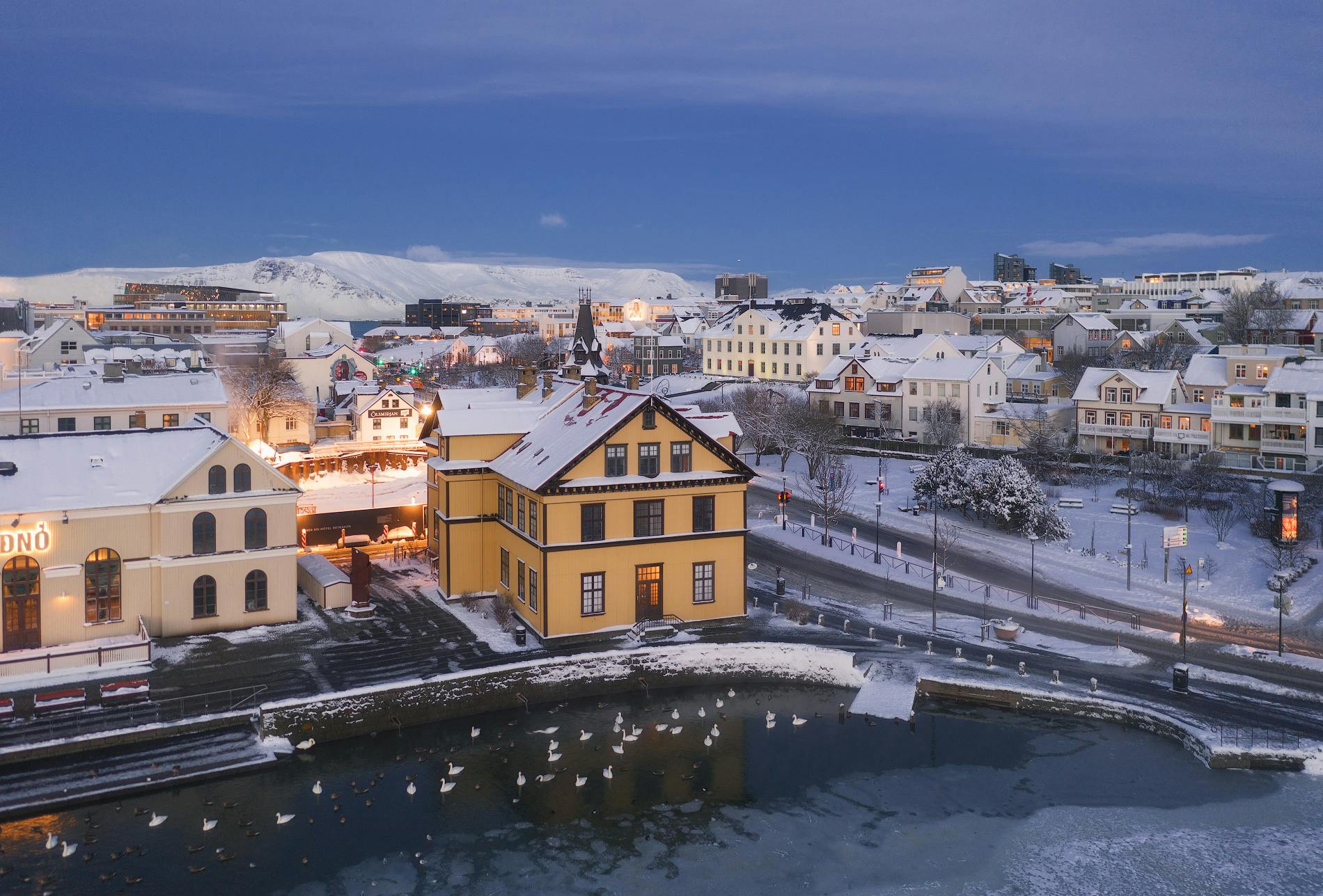 Centre-ville de Reykjavík avec une fine couche de neige.