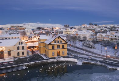 Die Innenstadt von Reykjavik mit einer dünnen Schneeschicht bestäubt.