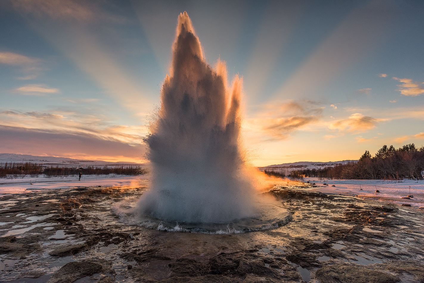 Fotografiere den Moment, in dem die heiße Quelle Strokkur im Geothermalgebiet Geysir ausbricht.